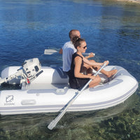 Zodiac Cadet 230 Aero rubberboot met opblaasbare luchtbodem op het water