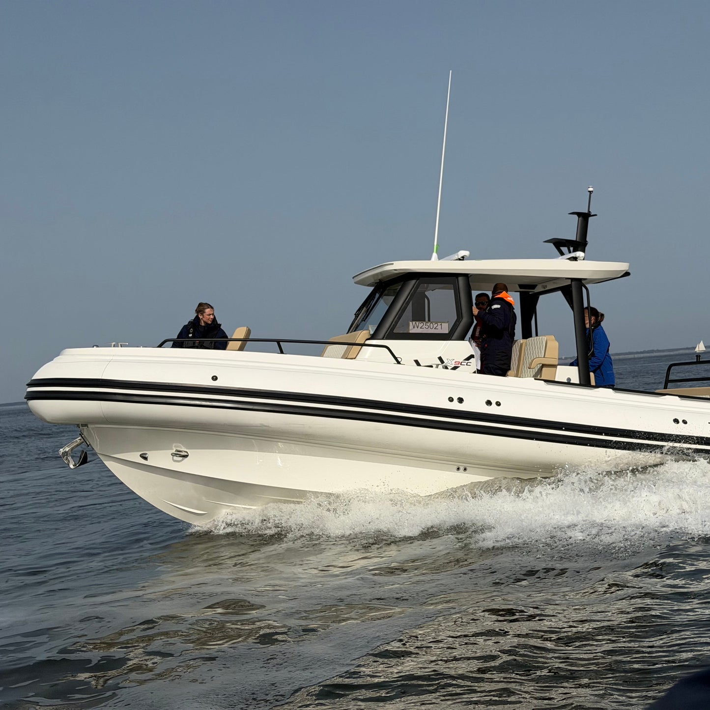 Zodiac X9CC 8,60 meter center console RIB met hardtop varend op snelheid