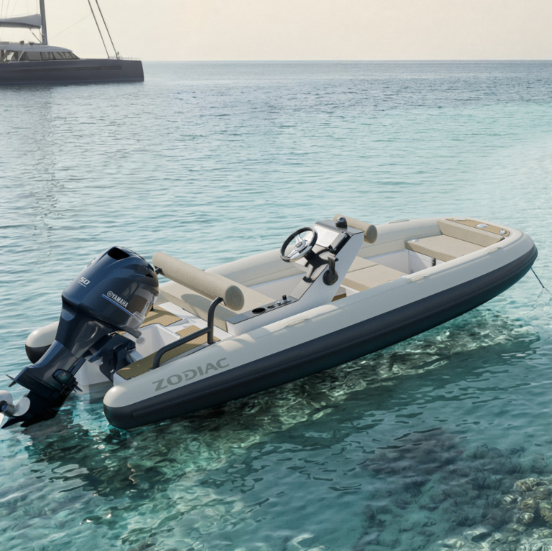 Zodiac Yachtline 4.0 luxe RIB tender op helder blauw water met buitenboordmotor en console